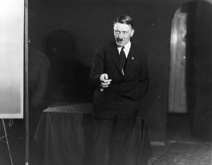 Hitler'in Aynanın Karşısında Yaptığı Konuşma Provaları 10