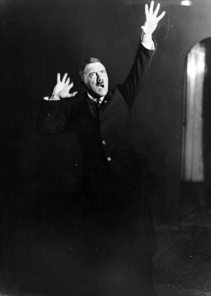 Hitler'in Aynanın Karşısında Yaptığı Konuşma Provaları 12