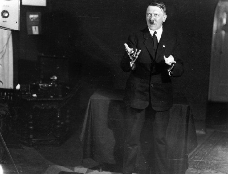 Hitler'in Aynanın Karşısında Yaptığı Konuşma Provaları 6