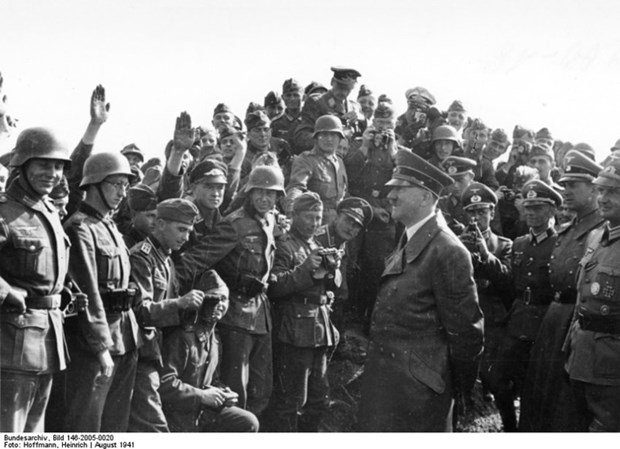 Almanya'da Adolf Hitler'in Özel Fotoğraf Albümü Yayımlandı 13