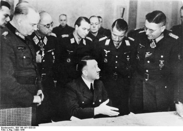 Almanya'da Adolf Hitler'in Özel Fotoğraf Albümü Yayımlandı 4