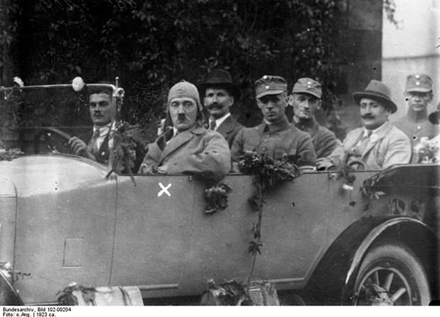 Almanya'da Adolf Hitler'in Özel Fotoğraf Albümü Yayımlandı 9