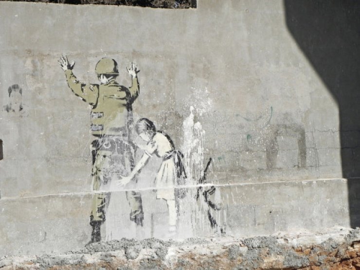 Kim Olduğu Bilinmeyen Banksy'den Çarpıcı Duvar Çizimleri 11