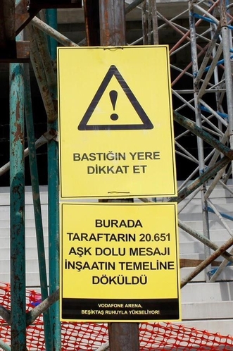 Beşiktaş Stadı İnşaatındaki Efsane Uyarı Levhaları 4