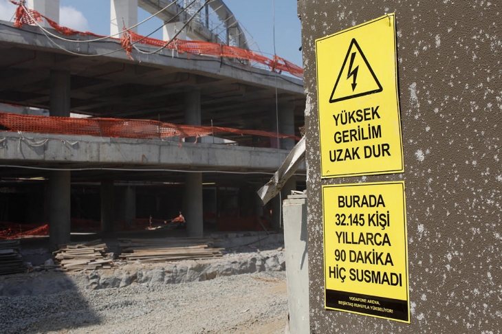 Beşiktaş Stadı İnşaatındaki Efsane Uyarı Levhaları 9