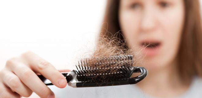 Saç Dökülmesinin Nedenleri ve Çözümleri