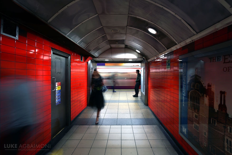 Londra'da Tren Bekleyenlerin Harika Fotoğrafları 1
