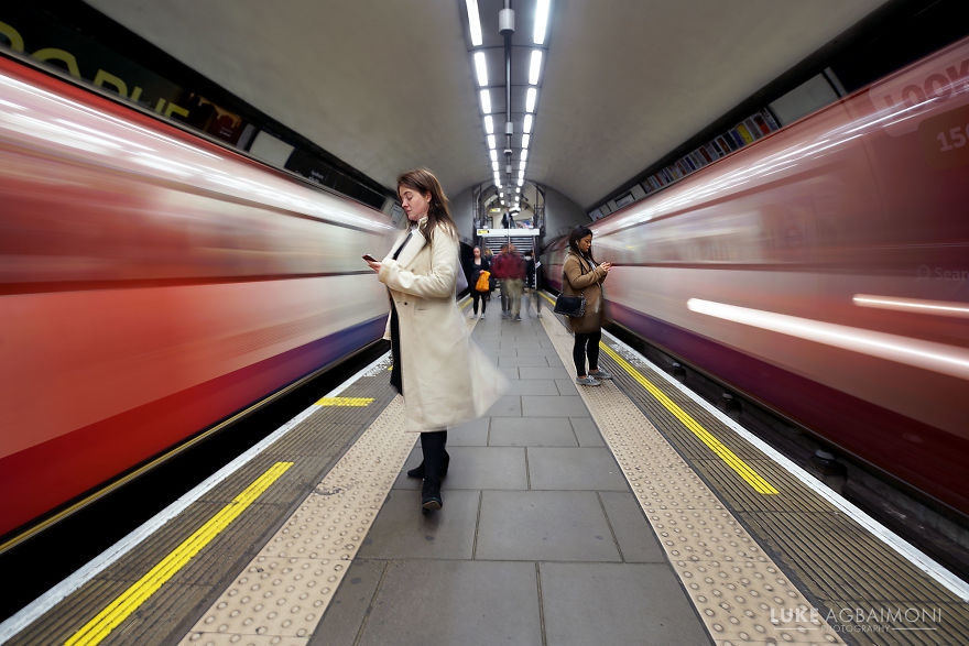 Londra'da Tren Bekleyenlerin Harika Fotoğrafları 8