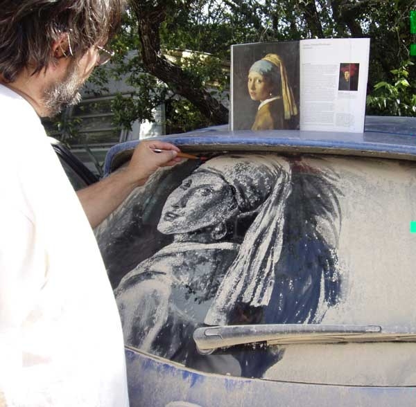 Tozlu Araba Camlarından Bir Sanat Doğuyor 13