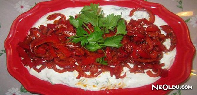 Yoğurtlu Kırmızıbiber Salatası Tarifi