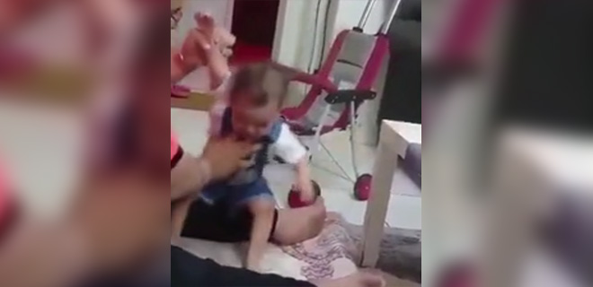 Bebeğini Döve Döve Yürümeyi Öğretmeye Çalıştı! Vicdanları Sızlatan Görüntüler…