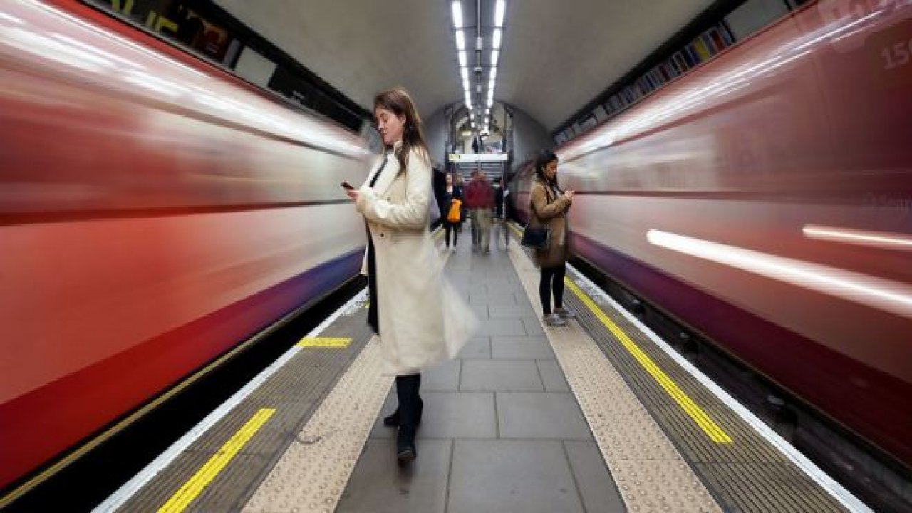 Londra'da Tren Bekleyenlerin Harika Fotoğrafları
